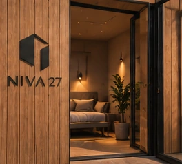 Detalle conceptual del acceso de NIVA 27 con madera, vidrio y luz cálida